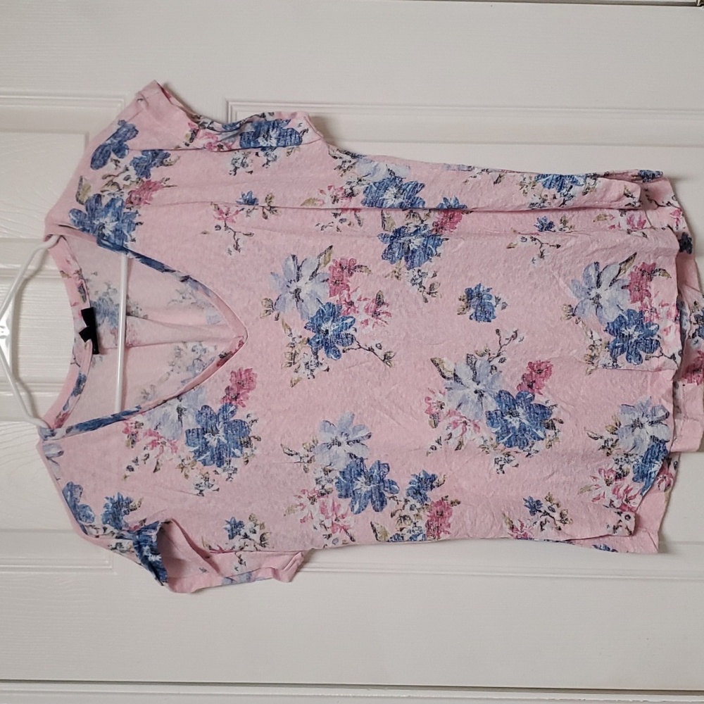 Women's top. sleeveles. size large. Collection by Bobeau